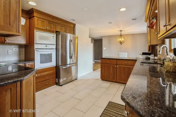 1412 Hampton LN, Schaumburg, IL 60193