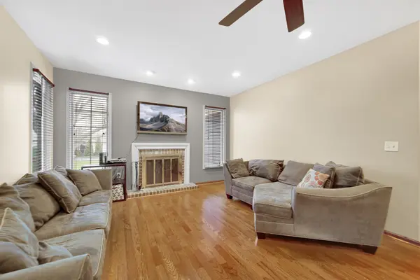 657 Golfers LN, Bartlett, IL 60103