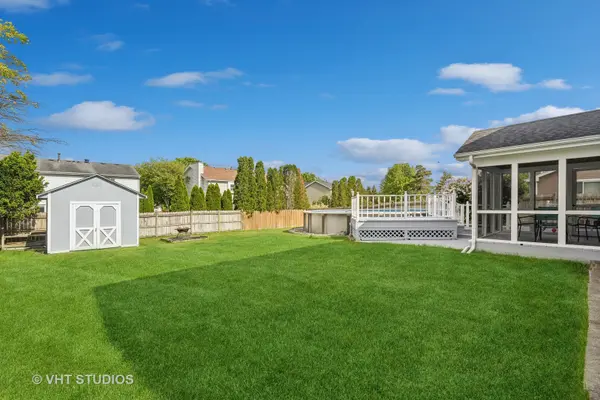 1285 Manchester DR, Crystal Lake, IL 60014
