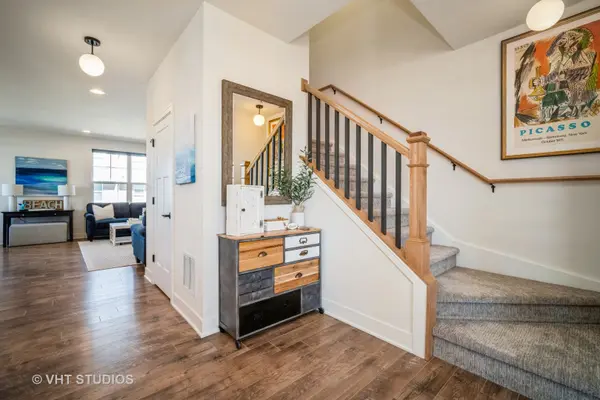 1954 Kingsley CIR, Northbrook, IL 60062