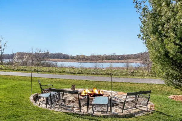 950 McDole DR, Sugar Grove, IL 60554