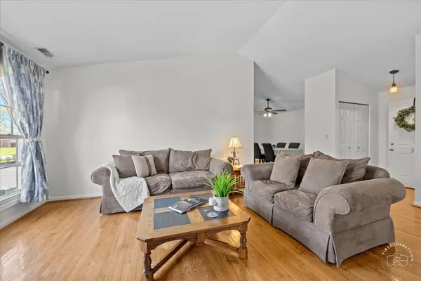 1137 Spring Garden CIR #37, Naperville, IL 60563