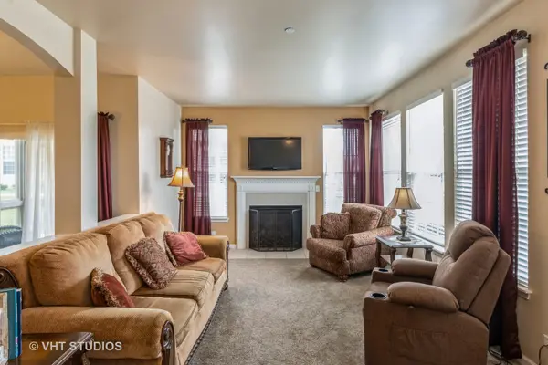 2725 Acorn CT #2725, West Dundee, IL 60118