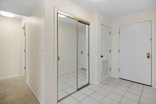 1S150 Spring RD #4D, Oakbrook Terrace, IL 60181