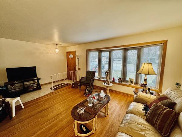 8356 W Monroe ST, Niles, IL 60714