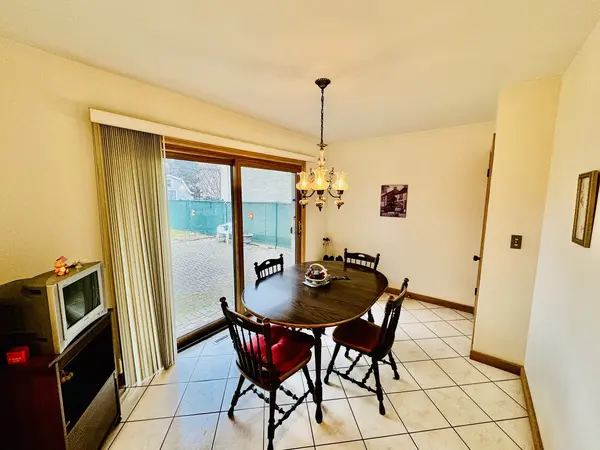 8356 W Monroe ST, Niles, IL 60714