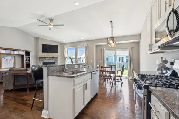 677 W Meadowdale CIR, Hampshire, IL 60140
