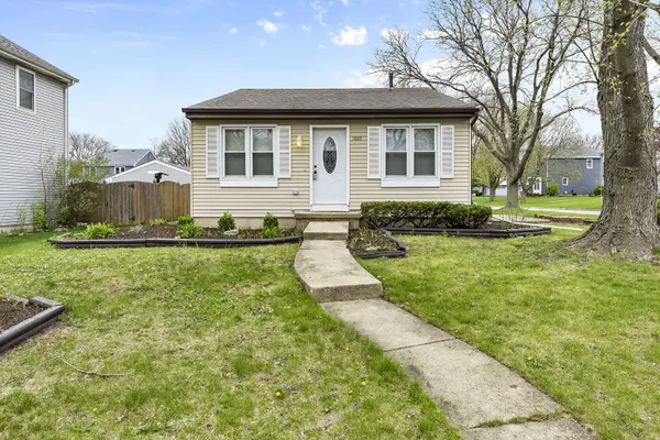 1025 Britta LN, Geneva, IL 60134