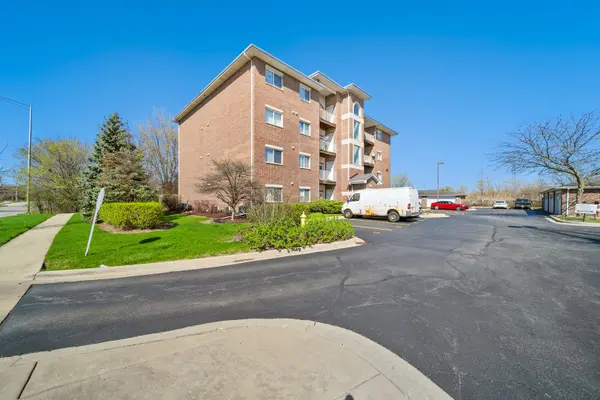 941 N SWIFT RD #104, Addison, IL 60101