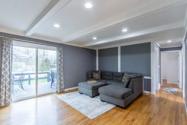 106 Perth RD, Cary, IL 60013