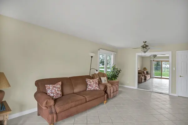1360 Fairmont RD, Hoffman Estates, IL 60169