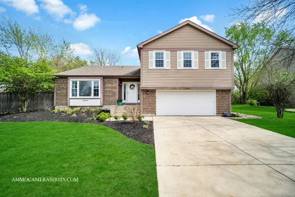 2209 Blacksmith DR, Wheaton, IL 60189