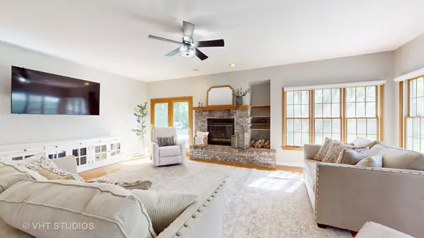 39W065 Cheyenne CT, Elgin, IL 60124