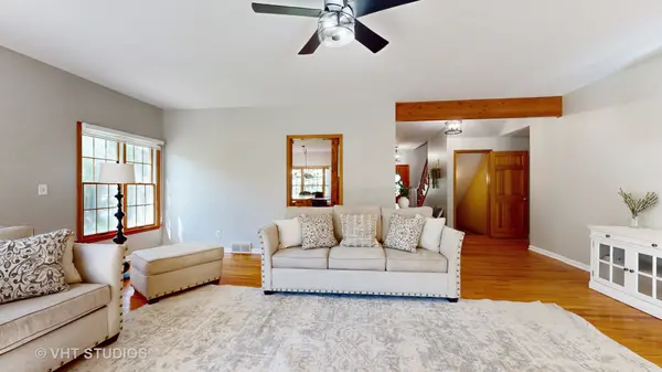 39W065 Cheyenne CT, Elgin, IL 60124