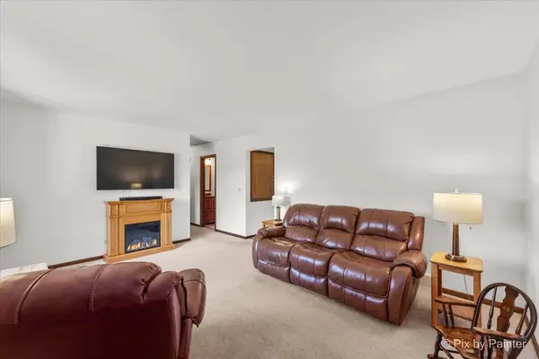 618 E Middle ST, South Elgin, IL 60177