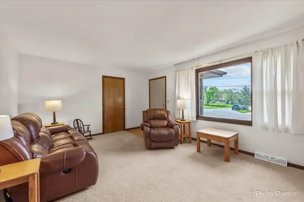 618 E Middle ST, South Elgin, IL 60177