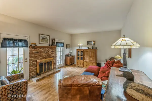 1870 Glenmoor DR, West Dundee, IL 60118