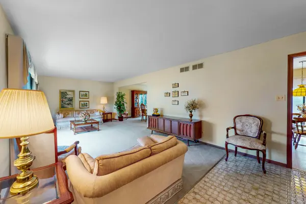 1943 Concord DR, Downers Grove, IL 60516