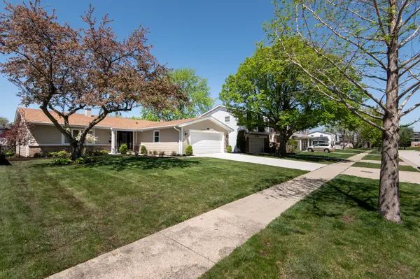 1110 S Sprucewood DR, Mount Prospect, IL 60056
