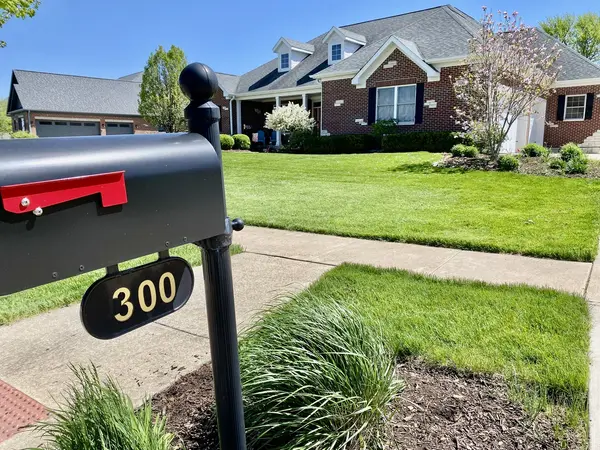 300 Merry Oaks DR, Sycamore, IL 60178