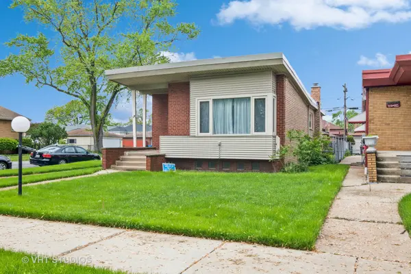8958 S PHILLIPS AVE, Chicago, IL 60617