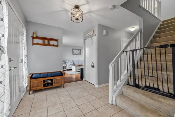 3S009 Sunset DR, Warrenville, IL 60555