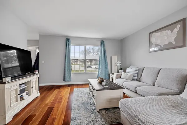 3S009 Sunset DR, Warrenville, IL 60555