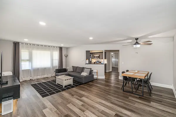 1111 E Algonquin RD #11, Arlington Heights, IL 60005