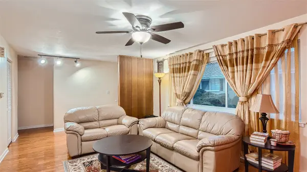825 Valley Stream DR #A, Wheeling, IL 60090