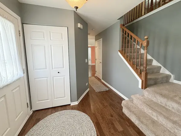 1816 Van Dyke LN, Carpentersville, IL 60110