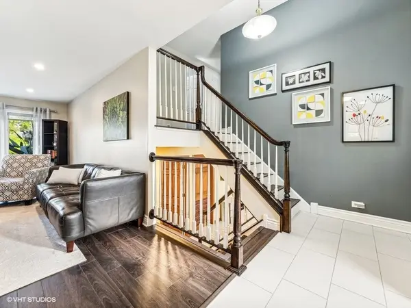 2402 N Champlain ST, Arlington Heights, IL 60004