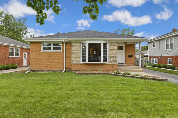 826 N Vail AVE, Arlington Heights, IL 60004