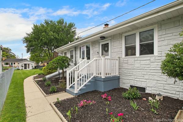 18 Lakeside LN, Fox Lake, IL 60020