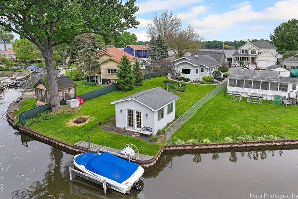 18 Lakeside LN, Fox Lake, IL 60020