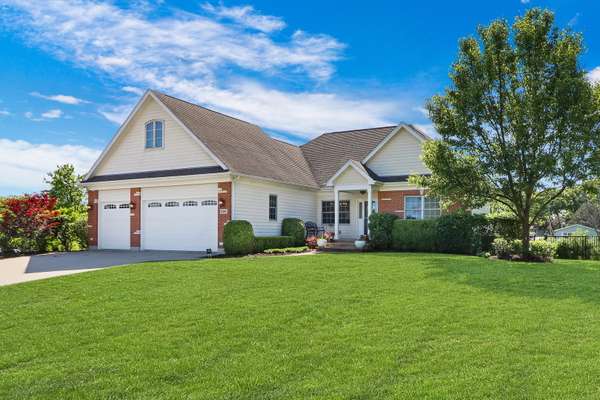 300 Abbey LN, Antioch, IL 60002