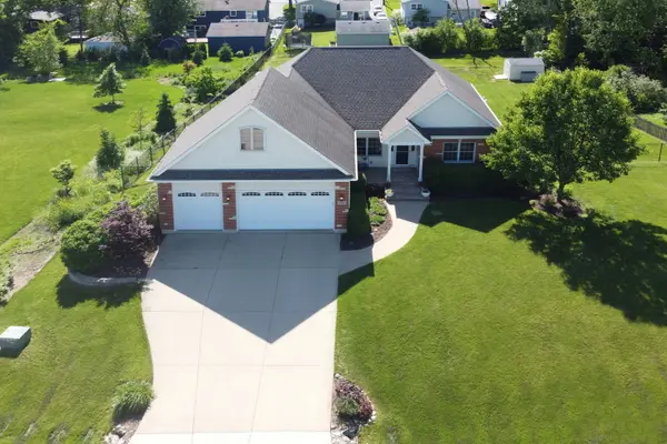 300 Abbey LN, Antioch, IL 60002