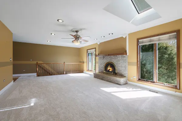 10N587 WILLIAMSBURG DR, Elgin, IL 60124