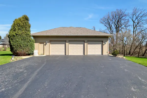 10N587 WILLIAMSBURG DR, Elgin, IL 60124