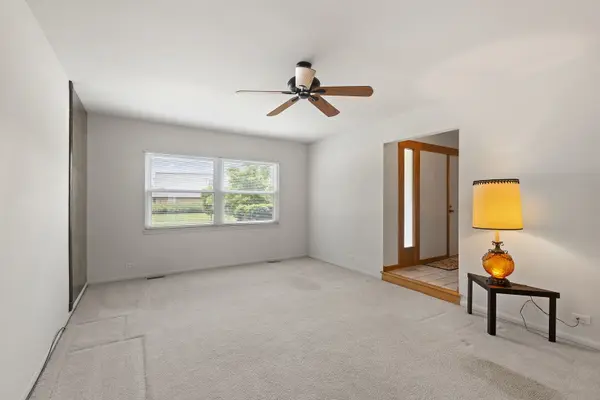 699 Chelmsford LN, Elk Grove Village, IL 60007