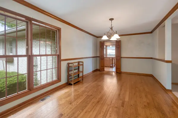 1618 E Dogwood LN, Mount Prospect, IL 60056
