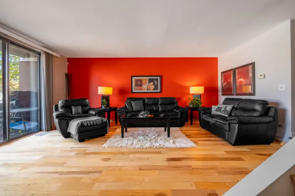 9239 W Ballard RD, Des Plaines, IL 60016