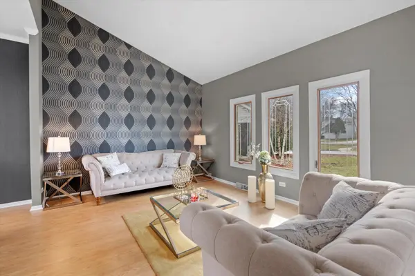 10 Taylor CT, Bolingbrook, IL 60490