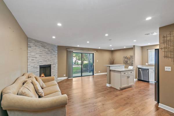 1708 Lakecliffe DR #D, Wheaton, IL 60187
