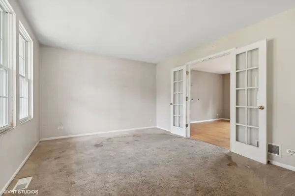 1 Wexford CT, Lake In The Hills, IL 60156