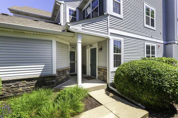 744 Genesee DR, Naperville, IL 60563