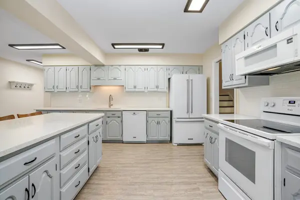 571 Coventry LN, Crystal Lake, IL 60014