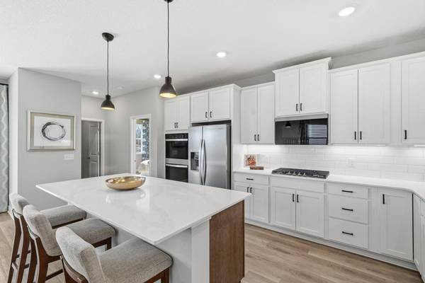 1712 Oak Creek DR, Chaska, MN 55318