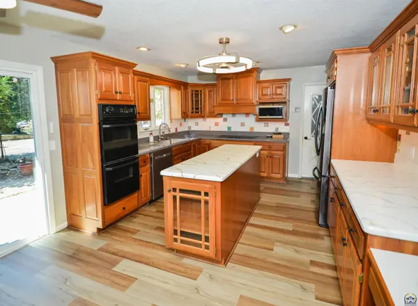 2061 Prairie Ln, Emporia, KS 66801