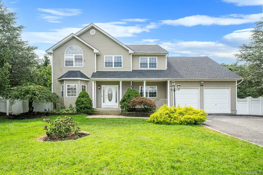 18 Woodridge LN, Coram, NY 11727