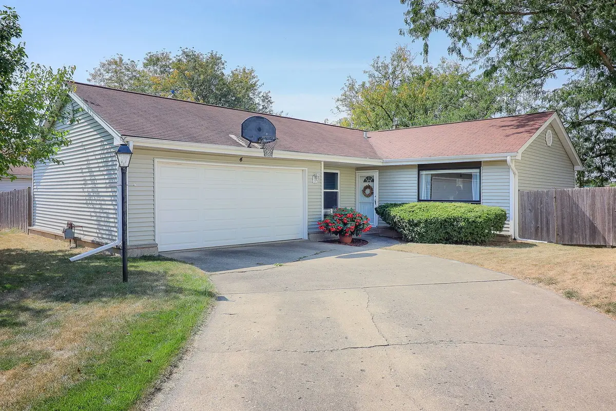 4 Woodbury CT, Streamwood, IL 60107